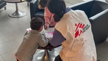 Kinderbetreuung in einer von Ärzte ohne Grenzen bereitgestellten Notunterkunft.