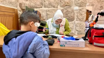 Kind vor Sprechstunden-Schreibtisch, Hebron