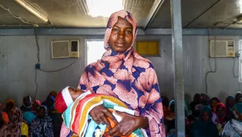 Sudan Mutter hält ihr Baby in ihren Armen