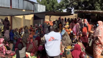 Sudan: Mütter und Kinder warten in Gesundheitszentrum im Samsam-Camp.