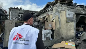 Sicherheitsbeauftragter von Ärzte ohne Grenzen bewertet den Grad Zerstörung.