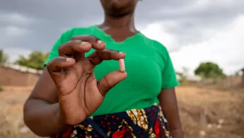 Maria Atonio zeigt antiretrovirales Medikament nach einem Besuch in einer medizinischen Einrichtung von Ärzte ohne Grenzen, in Nanga.