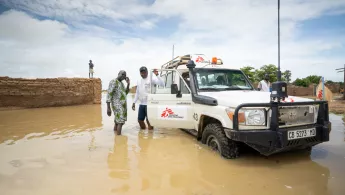 Mali: Geländewagen von Ärzte ohne Grenzen in einer Flutkatastrophe in Tenenkou Mali: Geländewagen in einer Flutkatastrophe in Tenenkou