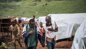 Mit Ihrer Vereinsspende unterstützen Sie unsere Arbeit - z. B. Geflüchtetencamp Rho in der D.R. Kongo, in dem wir medizinische Erstversorgung leisten. Menschen inerstörtem Geflüchtentencamp in der D.R. Kongo