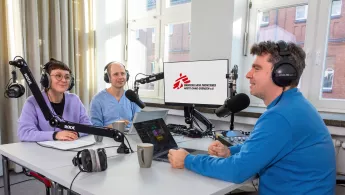 Podcastaufnahme: Die Moderatoren Christian Katzer und Christian Conradi mit Melissa Scharwey