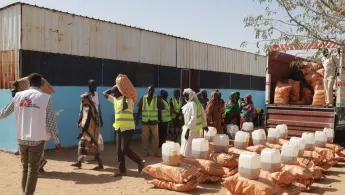 Mitarbeitende verteilen Nahrungspakete