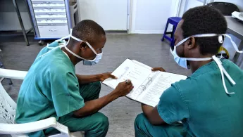 Eine Besprechung zwischen einem unserer Mentor*innen und einem Teilnehmer der MSF Academy Eine Besprechung zwischen einem unserer Mentor*innen und einem Teilnehmer der MSF Academy