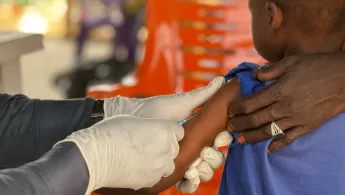 Kleinkind erhält eine Masernimpfung durch die medizinischen Mitarbeitenden von Ärzte ohne Grenzen