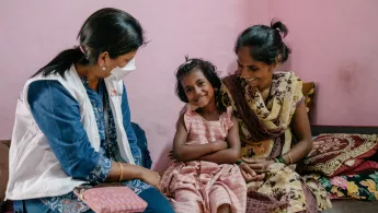 Indien Mitarbeiterin kümmert sich um um die 7-jährige Vaishnavi, die an medikamentenresistenter Tuberkulose erkrankt ist.