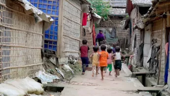 Kinder rennen durch die Gassen des Cox's Bazar Flüchtlingscamps in Bangladesch.