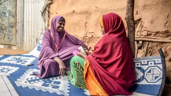 Die spezifischen Bedürfnisse von Frauen brauchen mehr Aufmerksamkeit - insbesondere in Krisen und Kriegen geraten sie leicht in Vergessenheit. Camp in Kenia Gespräch sexuelle und reproduktive Gesundheit