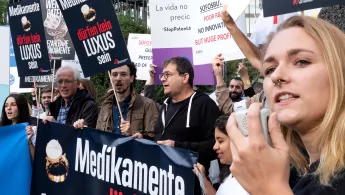 Eine Gruppe Aktivist*innen protestiert für bezahlbare Medikamente vor dem Europäischen Patentamt. Gruppe von Protestierenden für bezahlbare Medikamente.