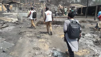 Unsere Mitarbeiter im Camp Coxs Bazar nach einem Brand