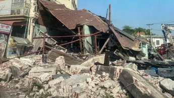 Myanmar: Erdbebenzerstörung an Gebäude und Geröll in Stadt