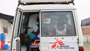 Mutter mit Kindern in einem unserer Krankenwagen.