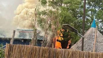 Ein Krankenhaus in Old-Fangak brennt.