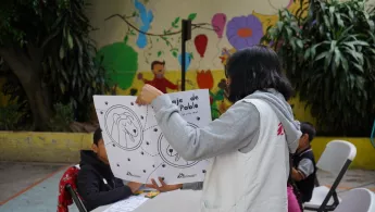 Mitarbeitende zeigt Patient*innen Malbuch