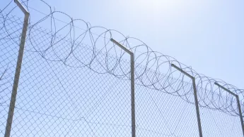 Zentrum in Samos Ein hoher Sicherheitszaun mit Stacheldraht an der Oberkante.