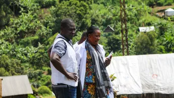 Zwei Mitarbeitende von Ärzte ohne Grenzen bei einem Einsatz.