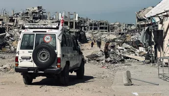 Ein Geländewagen mit dem Logo von Ärzte ohne Grenzen vor zerstörten Gebäuden in Dschabaliya.