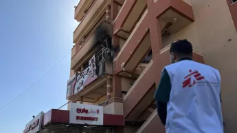 MSF-Mitarbeiter steht vor dem Nasser-Krankenhaus in Gaza