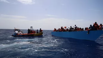 Seenotrettung der Geo Barents eines überfüllten Holzbootes im zentralen Mittelmeer, darunter Frauen und Kinder. 