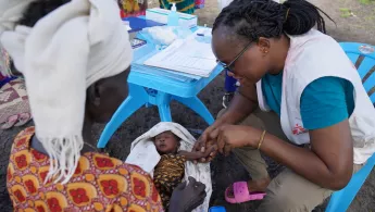 Hebamme Veronica Nyakuoth untersucht Baby.