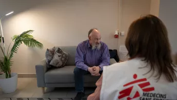 Oleksii Lohanov in seiner Wohnung. 