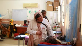 Eine Mitarbeiterin von Ärzte ohne Grenzen im Patient*innenkontakt im Nyala Teaching Hospital.