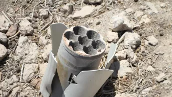 Überreste eines Sprengkörpers zwischen Schutt