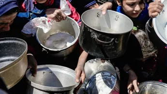 Hunger: Kinder mit Kochtöpfen in Gaza
