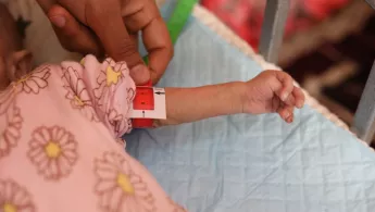 Ärmchen von Kind mit Mangelernährungs-Bändchen