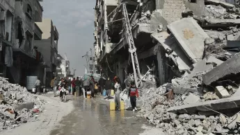Menschen zwischen Ruinen in Beit Lahia (Gaza)