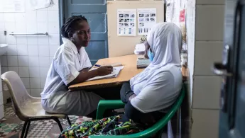 Patientin spricht mit einer Hebamme in Beira, Mosambik.