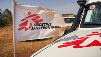 Fahrzeug von Ärzte ohne Grenzen neben dem Flugplatz Kajo Keji.