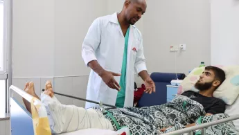 Ein Arzt ist im Gespräch mit einem Patienten, der bei Protesten verletzt wurde.