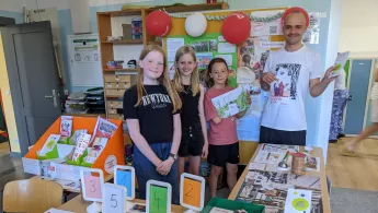 Schüler*innen stehen neben Infomaterialien von Ärzte ohne Grenzen.