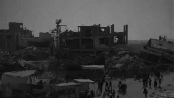 Eine zerstörte Stadt in schwarz-weiß