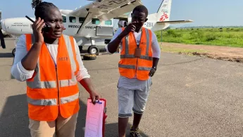 Unsere Flugkoordinatorin Stella Mwikali auf einem ihrer Einsätze