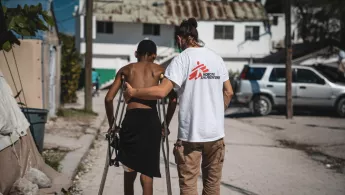 Bei unserer medizinischen Hilfe ist Zuwendung für Menschen, die wie in Haiti beim Erdbeben Schlimmes erlebt haben, sehr wichtig. Patient erhält Physiotherapie-Training für Erdbebenverletzte.