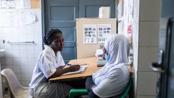 Patientin spricht mit einer Hebamme in Beira, Mosambik.