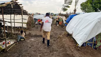 Ein Mitarbeiter von Ärzte ohne Grenzen im Camp Ndava