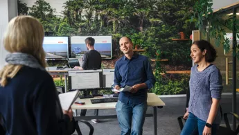 Gruppe von Mitarbeitenden unterhält sich im Berliner Büro von Ärzte ohne Grenzen