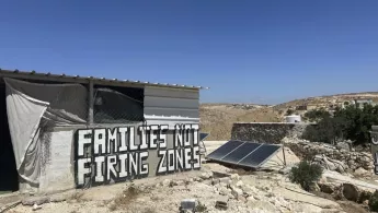 Ein Haus mit der Aufschrift "families, not firing zone" (dt.: Familien, keine Schusszone)