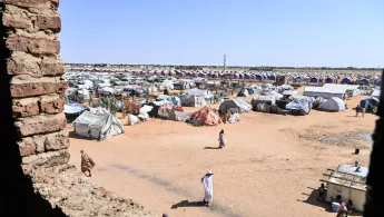 Blick über viele Zelte, dazwischen vereinzelt Personen.