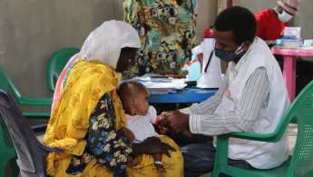 Untersuchung Mangelernährung Kind in Massakory, Tschad