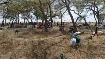 Familie unter Bäumen in Nyatim, Südsudan
