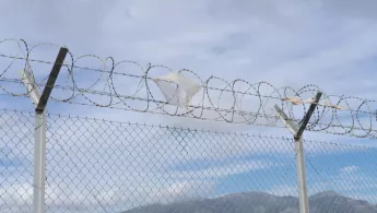 Stacheldrahtzaun vor neuem Aufnahmezentrum auf Samos