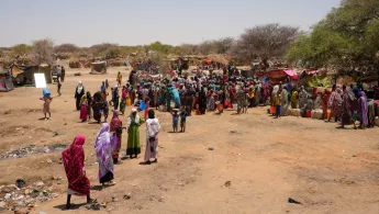 Menschen versammeln sich zwischen Zelten