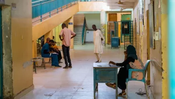 Menschen stehen auf dem Flur eines Krankenhauses